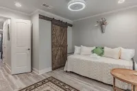 Lake Access / Pool / Private Patio / BBQ  / WiFi / Free Parking / Self Check-in - Alphydda