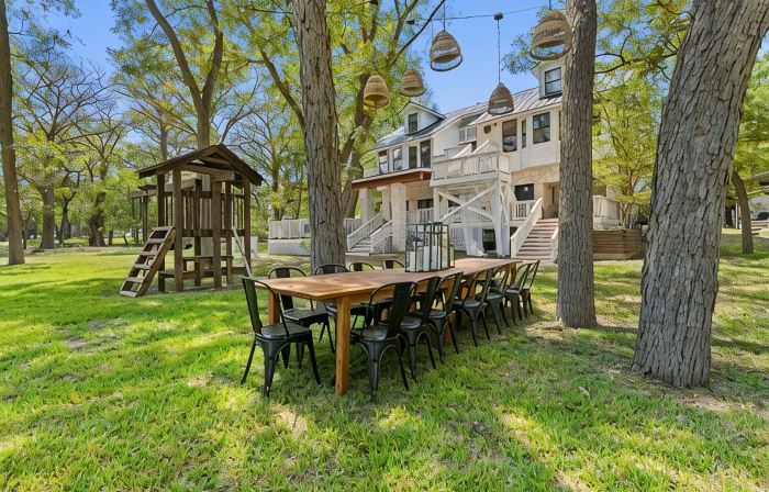 Lakefront Estate • Sleeps 23 • Firepit & Kayaks