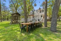 Lakefront Estate • Sleeps 23 • Firepit & Kayaks - 4-Star