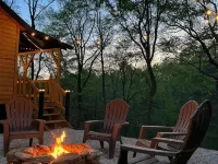 Peaceful Cabin in the Forest with Hot Tub & Views - Hill Haven - Feriehus