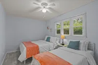 Sleeps 5! 2 Br, 2.5BA Townhome-Walk to Beach & Dining – Your Escape Awaits! - 3-Star