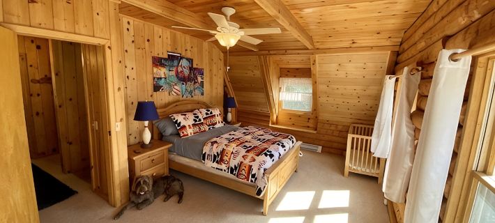 The Creek-Side Cabin: Spa, Fire Pit, 5 Star, AC, Big Deck, Quiet, Walk to Town Hotels in Idyllwild