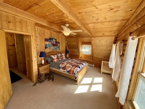 The Creek-Side Cabin: Spa, Fire Pit, 5 Star, AC, Big Deck, Quiet, Walk to Town - balcony
