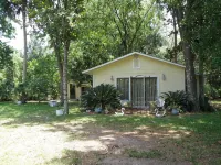 Tranquil  Waterfront  Cottage.  1 Bedroom, 1 Bathroom. Sleeps 2 - balcony