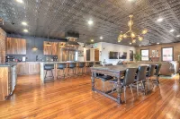Luxury Penthouse in Downtown Bristol + Cool Patio • Sleeps 10 • Near Casino/Bms - 4-Star