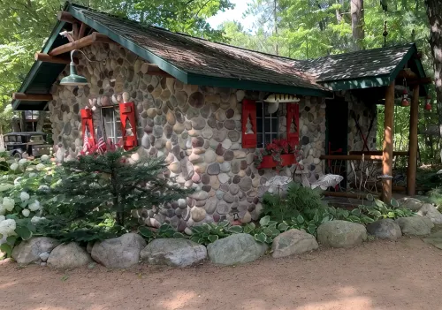 Cozy 3 Season Cabin with Gas Fireplace Heated Floors One Bedroom Studio - Boutique