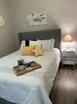 Cheerful & Bright 2 Bdrm Cottage- 4 Min. to Cruise Ports & Half Mile from Beach - บ้านพักหลังเล็ก