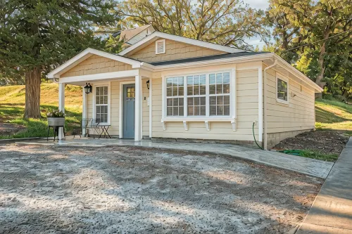Cozy Cottage in the heart of Louisville, NE - 4-Star