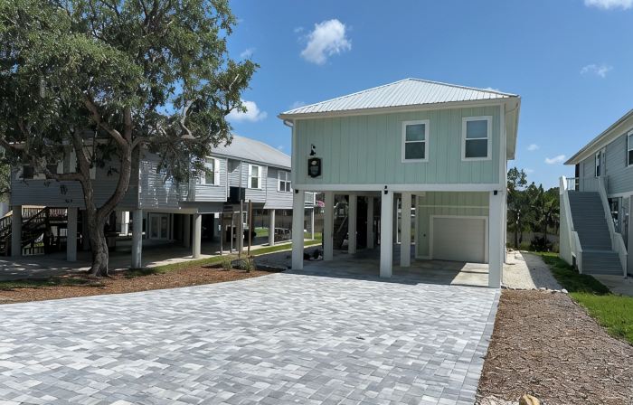 Beautiful home on the river, mins to the Gulf; fire-pit, bar, view