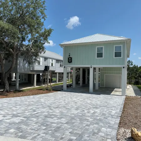 Beautiful home on the river, mins to the Gulf; fire-pit, bar, view