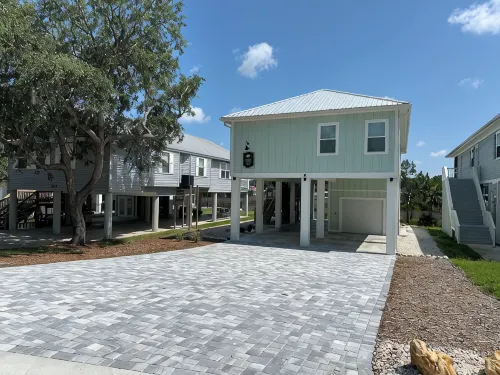 Beautiful home on the river, mins to the Gulf; fire-pit, bar, view - chambre d’hôtes