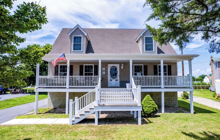 Bowers Retreat - Sleeps 10 - Steps to Beach & Bars! 10 Minutes to de Turf!
