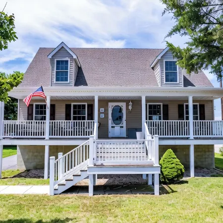 Bowers Retreat - Sleeps 10 - Steps to Beach & Bars! 10 Minutes to de Turf!