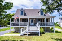 Bowers Retreat - Sleeps 10 - Steps to Beach & Bars! 10 Minutes to de Turf! - 4-Star