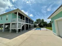 Walk to the Beach, Pool Home, Sleeps 8! - 4 tähden