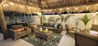 POSHPADZ - Banyan Villa - Close to Jupiter Beach - Private Pool & Tiki Sleeps 8 - Gym