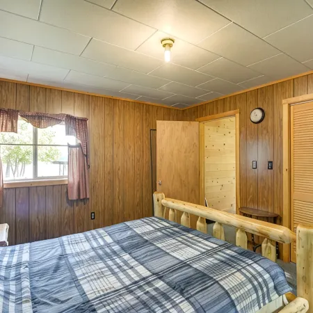 Peaceful Lakefront Cabin Getaway Dock, Fire Pit!