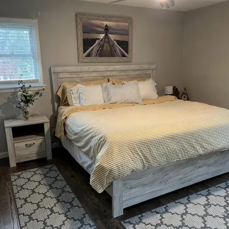 Beach house with Private Heated Pool, Jacuzzi, Firepit. Steps to beach and park.