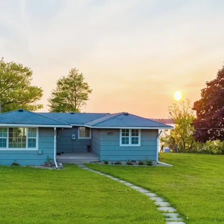 Quiet/charming 2-bedroom Sunset-Lake view cottage lovely Seneca lake, wine trail