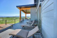 LAKE EFFECT LODGE, Full Ideal Beach Access: Pool~Hot Tub~Mini Golf~Sports~Games - Wi-Fi