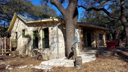 Cozy, private waterfront stone cabin on the north shore of Lake Travis - シャレー
