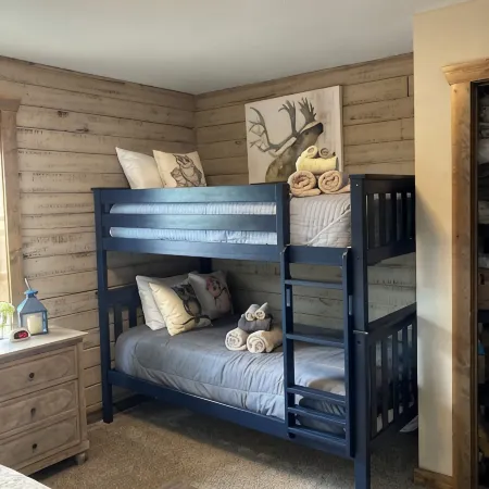 Cozy Lake Front Cabin23, Resort Pool,HotTub,Fire Pit,Kayaks,Pickle Ball,Trails!!