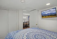 Downtown Big Sky Bungalow w/AC, Fully Fenced Yard, W/D, 2 Smart TVs, Speedy WiFi - บังกะโล