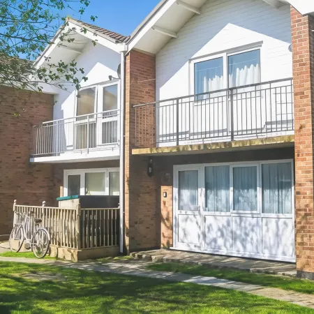 Villa - Sleeps 6 - Pets Ok - Pool - Parking