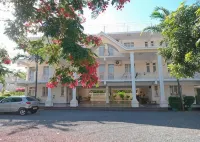 Alpha Villa – Double Room in Flic en Flac - parking