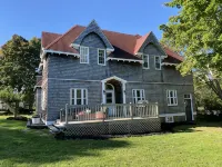 Registered Historic Edwardian Carriage House. Close to Katy's Cove.Pet Friendly. - Homestays