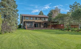 Lovely log cottage by the lake