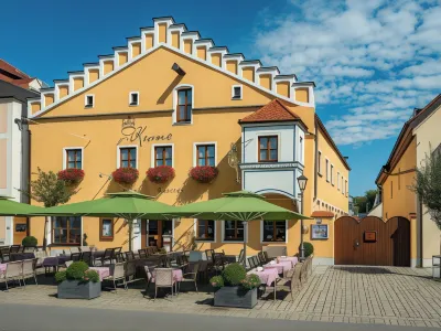 Hotel Zur Krone Hotel dekat Cafe Zentral