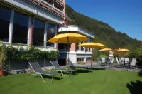 Hop Apartments & Suites Hotels near Neuhaus Manor Farm AG