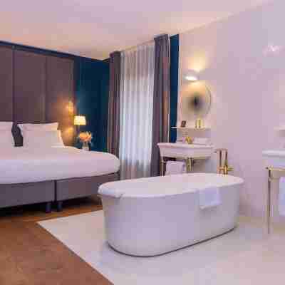 Ezia Rooms