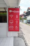 RedDoorz Near Gor Uny Hotels in Klitren