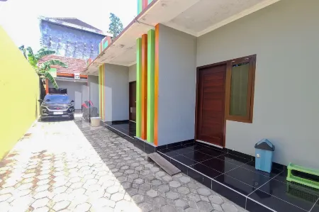 Vins Homestay Kroya Mitra RedDoorz Отели в г. Kroya