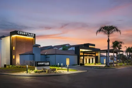 Courtyard Fresno Отели рядом со станцией Fresno Station