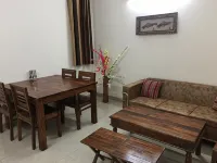 The Raveesh E24 - 2BHK Serviced Apartment  호텔