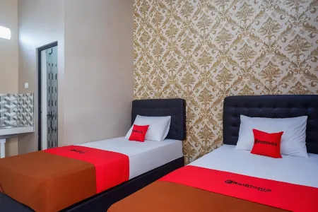 RedDoorz Syariah Near Stasiun Gumilir Cilacap Отели рядом с достопримечательностью «Dojang Penyu Timur»