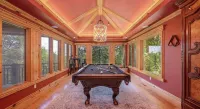 Gorgeous Home- Hot Tub & Pool Table