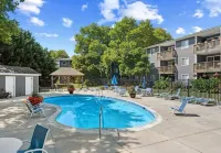 POOL, PARKING, 2BR 2 BA, walk to town!