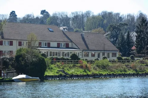 Logis - Hôtel & Restaurant des Lacs Paris Sud Hotels in Ris-Orangis