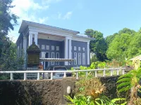 La Montaña Hotels near Toko Suda Aditya
