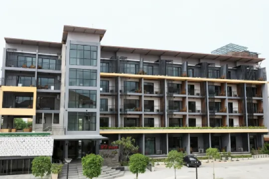 Samkwan Village Hotels near Burapha University