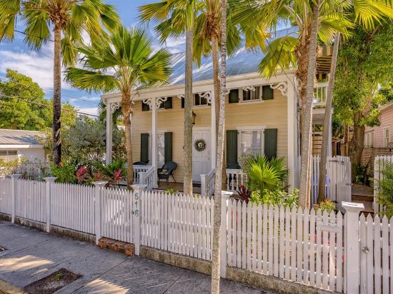 Tropical Spa and Cozy Suite - Inviting Hideaway