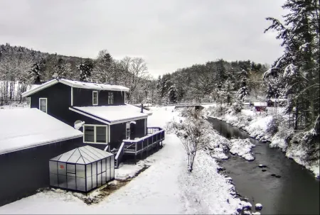 Tranquil Escape - Nature Retreat Creekfront with Hot Tub