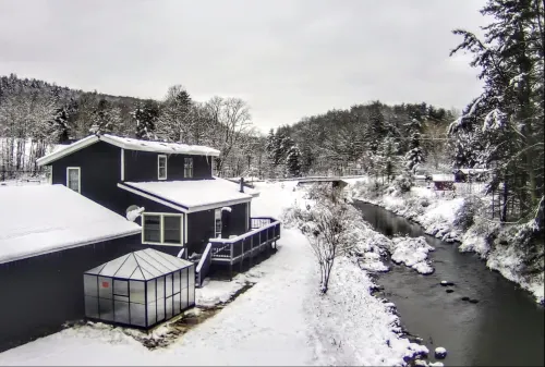 Tranquil Escape - Nature Retreat Creekfront with Hot Tub
