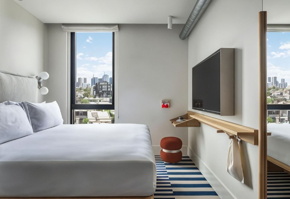 2. 더 스탠다드X,..