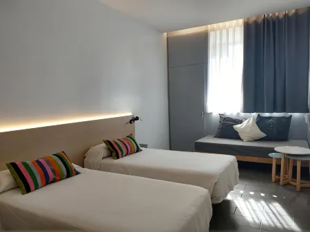 Centre Esplai Albergue Отели в г. El Prat de Llobregat