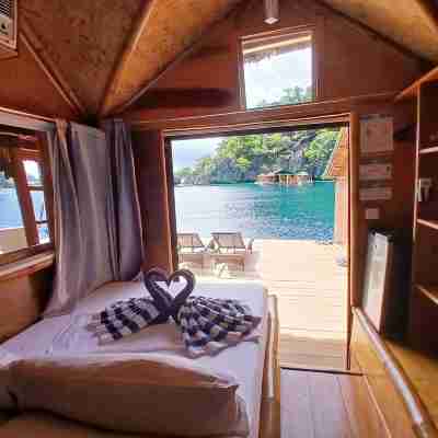 Paolyn Floating House Restaurant Rooms